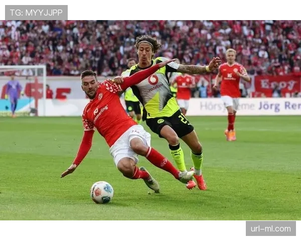 现场通讯：美因茨球迷高歌，为球队下半场连续的边路冲击助威